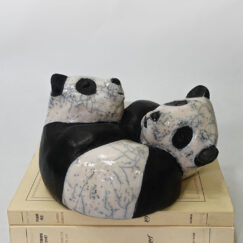 Pandas Nous Deux 1 - Bennie - sculpture raku - en situation