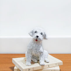 Chiot assis 2 - sitting puppy 2 ceramic - Bennie - céramique contemporaine - mise en situation